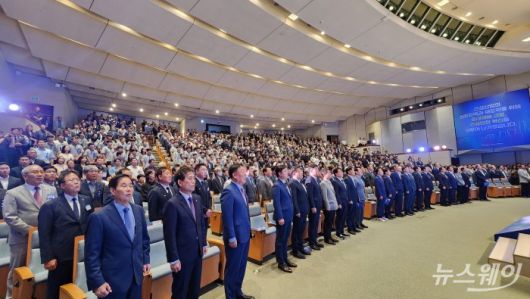 서울 논현동 건설회관에서 27일 열린 '2025 건설의 날' 기념식에서 김윤덕 국토교통부 장관과 한승구 대한건설단체총연합회장 등 참석자들이 애국가를 제창하고 있다. 사진=권한일 기자