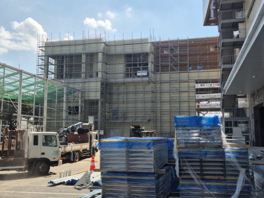 정상회의장 옆 마련된 미디어센터. 이 건물 또한 완공은 아직이다. 사진=고지혜 기자