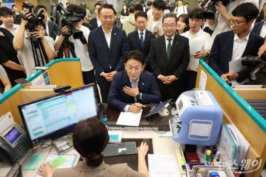 권대영 금융위원회 부위원장이 1일 오전 서울 중구 하나은행 본점에서 열린 예금보호한도 1억원 시행 현장방문에서 예금상품에 가입하고 있다. 사진=강민석 기자 kms@newsway.co.kr