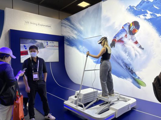 TCL의 VR 스키 체험. 사진=정단비 기자 2234jung@