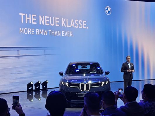 올리버 집세(Oliver Zipse) BMW 그룹 회장이 노이어 클라쎄 기반 첫 양산형 순수전기 모델 'BMW 뉴 iX3'를 공개하고 있다. 사진=김다정 기자