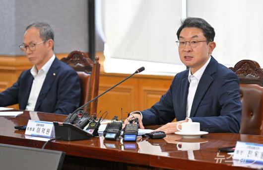 이억원 금융위원장이 15일 서울 중구 은행연합회에서 열린 '금융위원장-금융지주 회장 간담회'에서 모두발언 하고 있다. 사진=이수길 기자 Leo2004@newsway.co.kr