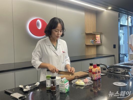 25일 서울 동작구 농심 R&D센터에서 진행된 '라면데이' 행사에서 장진아 농심 간편식개발팀 책임이 '툼바 만능소스'를 활용한 다양한 레시피를 소개하고 있다. 사진=김다혜 기자.