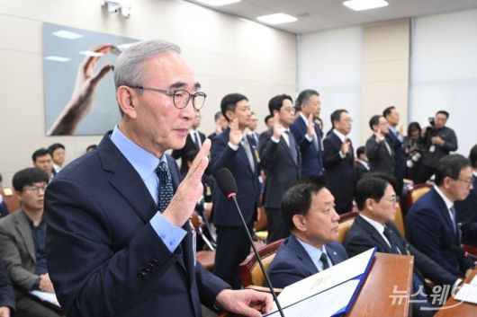 김영섭 KT 대표이사가 21일 오후 서울 여의도 국회 과학기술정보방송통신위원회에서 열린 정보통신산업진흥원-소프트웨어정책연구소-한국인터넷진흥원 등에 대한 2025년도 국정감사에 증인으로 출석해 증인선서를 하고 있다. 사진=강민석 기자 kms@newsway.co.kr