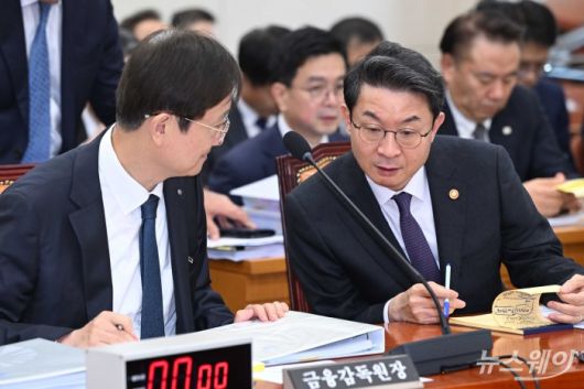 (오른쪽)이억원 금융위원장과 이찬진 금융감독원장이 27일 오후 서울 여의도 국회 정무위원회에서 열린 금융위원회-금융감독원 등에 대한 2025년도 종합 국정감사에서 대화를 하고 있다. 사진=강민석 기자 kms@newsway.co.kr