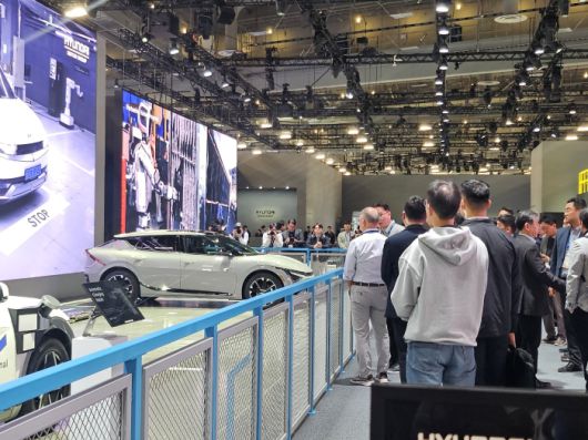 정의선 현대차그룹 회장이 CES 2026 현대차 부스를 둘러보고 있다. 사진=김다정 기자