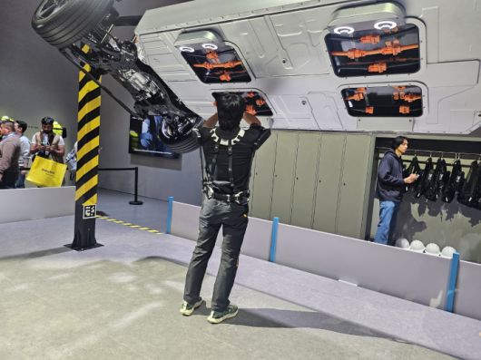 체험객이 산업용 착용로봇 '엑스블 숄더(X-ble Shoulder)'를 직접 착용하고 있다. 사진=김다정 기자