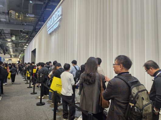 현대차그룹 CES 2026 부스에 길게 줄이 늘어서있다. 사진=김다정 기자