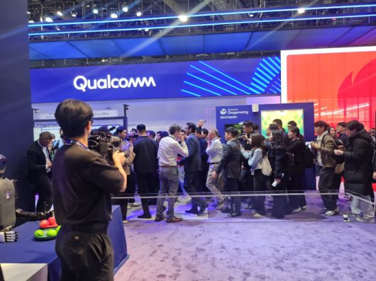 정의선 현대차그룹 회장이 CES 퀄컴 부스를 방문했다. 사진=김다정 기자