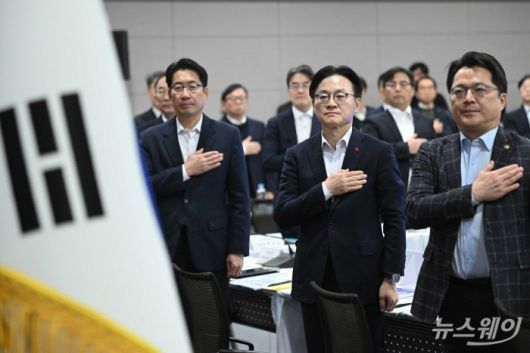 (중앙)김정관 산업통상부 장관을 비롯한 참석자들이 12일 오후 서울 중구 대한상공회의소에서 열린 자원·수출분야에 대한 공공기관 업무보고에서 국민의례를 하고 있다. 사진=강민석 기자 kms@newsway.co.kr