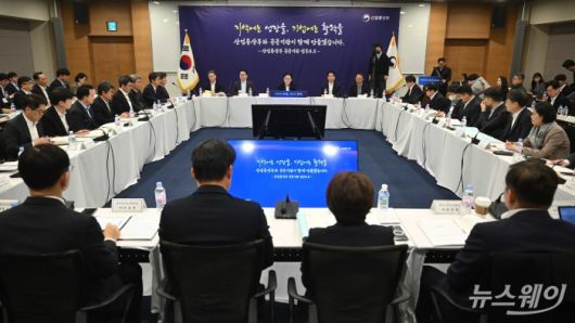 김정관 산업통상부 장관이 12일 오전 서울 중구 대한상공회의소에서 열린 산업분야에 대한 공공기관 업무보고에서 모두발언을 하고 있다. 사진=강민석 기자 kms@newsway.co.kr