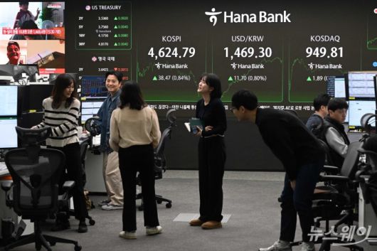 코스피가 미국 증시 강세와 주도주 상승에 힘입어 4600선에 안착하며 장중 사상 최고치를 경신한 12일 오후 서울 중구 하나은행 본점 딜링룸에서 직원들이 업무를 보고 있다. 이날 코스피는 38.47p(0.84%) 오른 4624.79 마감했다. 사진=강민석 기자 kms@newsway.co.kr