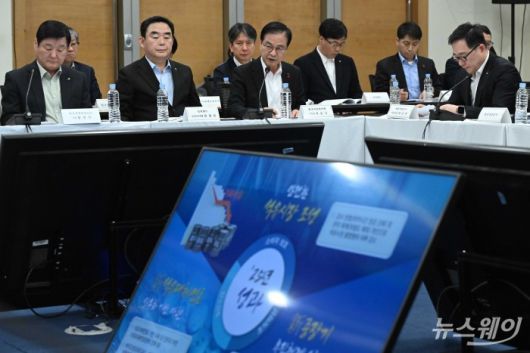 최춘식 한국석유관리원 이사장이 12일 오후 서울 중구 대한상공회의소에서 열린 자원·수출분야에 대한 공공기관 업무보고에서 발표를 하고 있다. 사진=강민석 기자 kms@newsway.co.kr