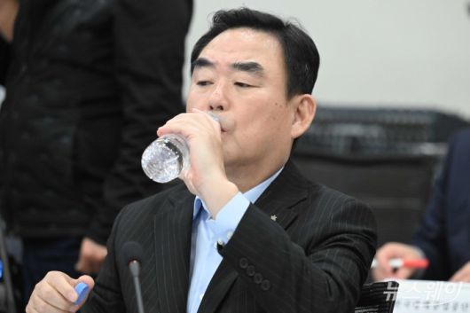 최철규 강원랜드 사장직무대행이 12일 오후 서울 중구 대한상공회의소에서 열린 자원·수출 분야에 대한 공공기관 업무보고에서 발표를 하기 앞서 물을 마시고 있다. 사진=강민석 기자 kms@newsway.co.kr