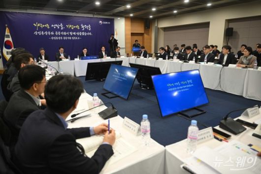 김정관 산업통상부 장관이 12일 오전 서울 중구 대한상공회의소에서 열린 산업분야에 대한 공공기관 업무보고에서 모두발언을 하고 있다. 사진=강민석 기자 kms@newsway.co.kr