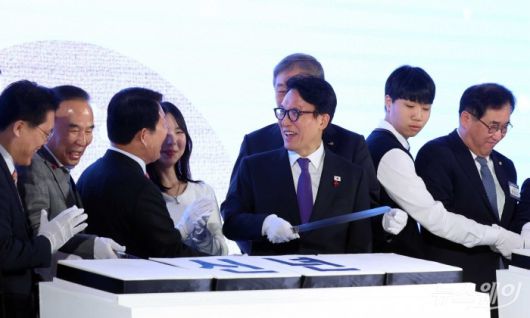 (왼쪽 다섯 번째)김민석 국무총리와 (오른쪽 세 번째)한승구 대한건설협회 회장을 비롯한 참석자들이 14일 오후 서울 강남구 건설회관에서 열린 건설인 신년인사회에서 떡 케이크를 자르고 있다. 사진=강민석 기자 kms@newsway.co.kr