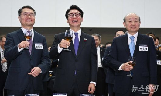 김민석 국무총리가 14일 오후 서울 강남구 과학기술회관에서 열린 과학기술인·정보방송통신인 신년인사회에서 참석자들과 건배하고 있다. (왼쪽부터)김민수 한국과학기술단체총연합회 회장 직무대행, 김 총리, 노준형 한국정보방송통신대연합회장. 사진=강민석 기자 kms@newsway.co.kr