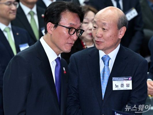 (왼쪽)김민석 국무총리와 노준형 한국정보방송통신대연합회장이 14일 오후 서울 강남구 과학기술회관에서 열린 과학기술인·정보방송통신인 신년인사회에서 대화하고 있다. 사진=강민석 기자 kms@newsway.co.kr