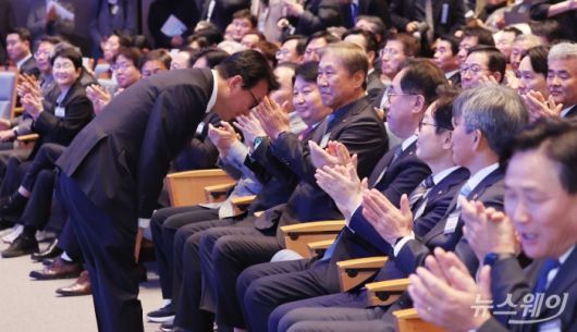 김민석 국무총리가 14일 오후 서울 강남구 건설회관에서 열린 건설인 신년인사회에서 인사를 하고 있다. (오른쪽 다섯 번째)한승구 대한건설협회 회장. 사진=강민석 기자 kms@newsway.co.kr