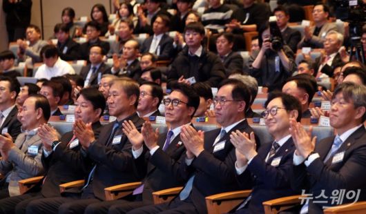 (오른쪽 네 번째)김민석 국무총리와 (왼쪽 세 번째)한승구 대한건설협회 회장을 비롯한 참석자들이 14일 오후 서울 강남구 건설회관에서 열린 건설인 신년인사회에서 박수를 치고 있다. 사진=강민석 기자 kms@newsway.co.kr