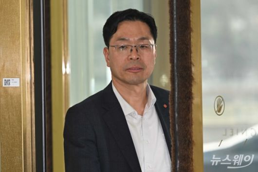 주우현 롯데케미칼 첨단소재사업 대표이사가 15일 오후 서울 송파구 롯데월드타워에서 열린 '2026 상반기 롯데 VCM (Value Creation Meeting·옛 사장단회의)'에 참석하기 위해 회의장으로 이동하고 있다. 사진=강민석 기자 kms@newsway.co.krnewsway.co.kr