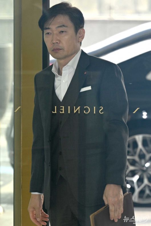 김종열 롯데컬처웍스 대표가 15일 오후 서울 송파구 롯데월드타워에서 열린 '2026 상반기 롯데 VCM (Value Creation Meeting·옛 사장단회의)'에 참석하기 위해 회의장으로 이동하고 있다. 사진=강민석 기자 kms@newsway.co.krnewsway.co.kr