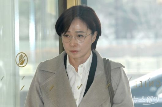 김혜주 롯데멤버스 대표가 15일 오후 서울 송파구 롯데월드타워에서 열린 '2026 상반기 롯데 VCM (Value Creation Meeting·옛 사장단회의)'에 참석하기 위해 회의장으로 이동하고 있다. 사진=강민석 기자 kms@newsway.co.krnewsway.co.kr