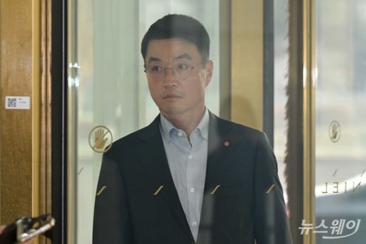 최인태 롯데피플네트웍스 대표가 15일 오후 서울 송파구 롯데월드타워에서 열린 '2026 상반기 롯데 VCM (Value Creation Meeting·옛 사장단회의)'에 참석하기 위해 회의장으로 이동하고 있다. 사진=강민석 기자 kms@newsway.co.krnewsway.co.kr