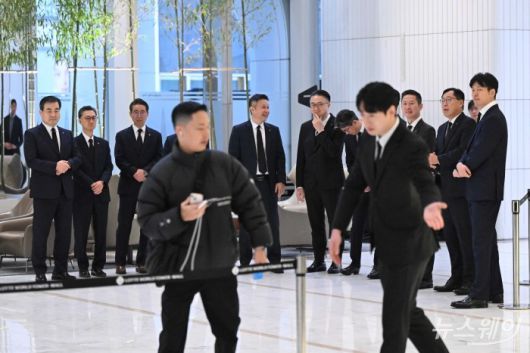 (오른쪽 첫 번째부터)신동빈 롯데그룹 회장의 장남인 신유열 롯데지주 부사장 겸 롯데바이오로직스 대표이사, 이영준 롯데케미칼 총괄대표, 이돈태 롯데지주 디자인실장과 (왼쪽 첫 번째부터)임성복 롯데지주 커뮤니케이션실장, 고정욱·노준형 롯데지주 공동 대표이사, 박두환 롯데지주 HR혁신실장을 비롯한 참석자들이 15일 오전 서울 송파구 롯데월드타워에서 열린 '2026 상반기 롯데 VCM (Value Creation Meeting·옛 사장단회의)'에 참석하기 앞서 故 신격호 롯데그룹 창업주 흉상에 헌화를 하기 위해 잠시 대기하고 있다. 사진=강민석 기자 kms@newsway.co.krnewsway.co.kr