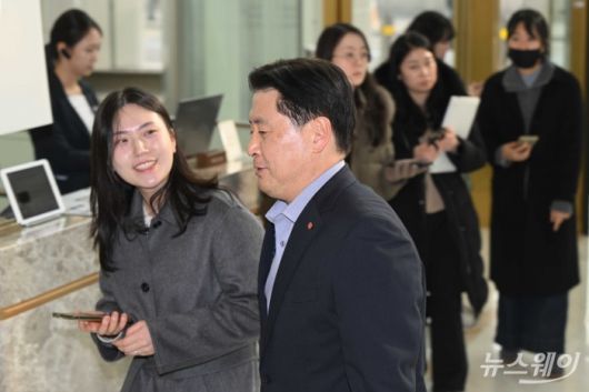 이원택 롯데GRS 대표이사가 15일 오후 서울 송파구 롯데월드타워에서 열린 '2026 상반기 롯데 VCM (Value Creation Meeting·옛 사장단회의)'에 참석하기 위해 회의장으로 이동하고 있다. 사진=강민석 기자 kms@newsway.co.krnewsway.co.kr