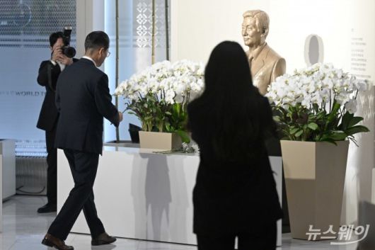 노준형 롯데지주 공동 대표이사가 15일 오전 서울 송파구 롯데월드타워에서 열린 '2026 상반기 롯데 VCM (Value Creation Meeting·옛 사장단회의)'에 참석하기 앞서 故 신격호 롯데그룹 창업주 흉상에 헌화를 하고 있다. 사진=강민석 기자 kms@newsway.co.krnewsway.co.kr