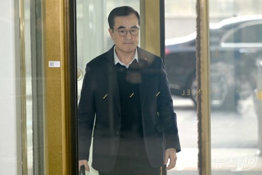 정기호 롯데상사 대표이사가 15일 오후 서울 송파구 롯데월드타워에서 열린 '2026 상반기 롯데 VCM (Value Creation Meeting·옛 사장단회의)'에 참석하기 위해 회의장으로 이동하고 있다. 사진=강민석 기자 kms@newsway.co.krnewsway.co.kr