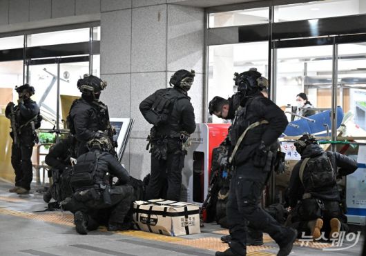 윤석열 대통령이 긴급 대국민 담화를 통해 비상계엄령을 발표한 4일 서울 여의도 국회에 계엄군이 진입을 시도하고 있다. 사진=이수길 기자 Leo2004@newsway.co.kr