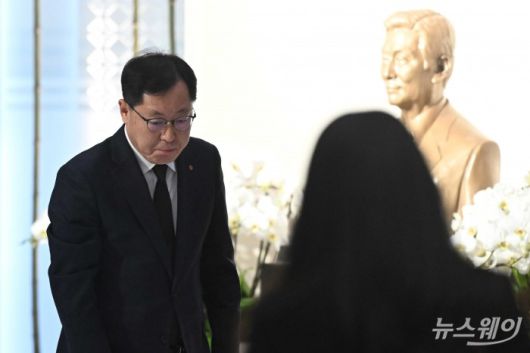 이영준 롯데케미칼 총괄대표가 15일 오전 서울 송파구 롯데월드타워에서 열린 '2026 상반기 롯데 VCM(Value Creation Meeting·옛 사장단회의)'에 참석하기 앞서 故 신격호 롯데그룹 창업주 흉상에 헌화를 마친 뒤 자리로 이동하고 있다. 사진=강민석 기자 kms@newsway.co.krnewsway.co.kr