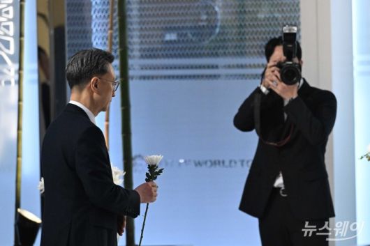 고정욱 롯데지주 공동 대표이사가 15일 오전 서울 송파구 롯데월드타워에서 열린 '2026 상반기 롯데 VCM (Value Creation Meeting·옛 사장단회의)'에 참석하기 앞서 故 신격호 롯데그룹 창업주 흉상에 헌화를 하기 위해 이동하고 있다. 사진=강민석 기자 kms@newsway.co.krnewsway.co.kr