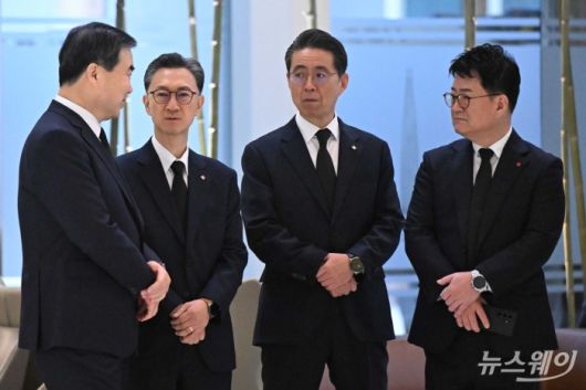 (왼쪽 첫 번째부터)임성복 롯데지주 커뮤니케이션실장, 고정욱·노준형 롯데지주 공동 대표이사, 박두환 롯데지주 HR혁신실장이 15일 오전 서울 송파구 롯데월드타워에서 열린 '2026 상반기 롯데 VCM (Value Creation Meeting·옛 사장단회의)'에 참석하기 앞서 故 신격호 롯데그룹 창업주 흉상에 헌화를 하기 위해 잠시 대기하며 대화를 하고 있다. 사진=강민석 기자 kms@newsway.co.krnewsway.co.kr