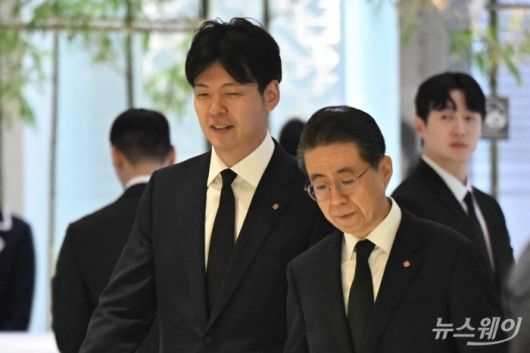 (오른쪽 두 번째)신동빈 롯데그룹 회장의 장남인 신유열 롯데지주 부사장 겸 롯데바이오로직스 대표이사가 15일 오전 서울 송파구 롯데월드타워에 마련된 故 신격호 롯데그룹 창업주 흉상을 찾아 헌화를 마친 뒤 '2026 상반기 롯데 VCM(Value Creation Meeting·옛 사장단회의)'에 참석하고자 이동하던 중 노준형 롯데지주 공동 대표이사와 대화하며 미소를 짓고 있다. 사진=강민석 기자 kms@newsway.co.krnewsway.co.kr