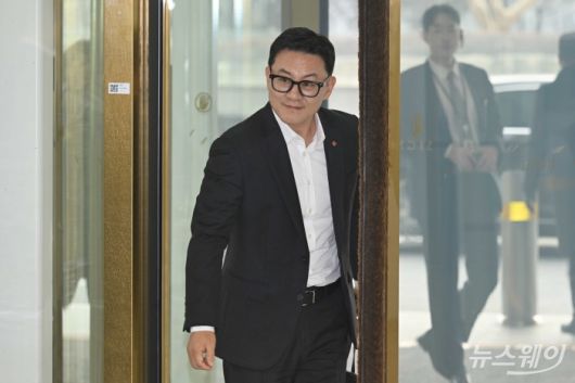 서정호 롯데웰푸드 대표가 15일 오후 서울 송파구 롯데월드타워에서 열린 '2026 상반기 롯데 VCM (Value Creation Meeting·옛 사장단회의)'에 참석하기 위해 회의장으로 이동하고 있다. 사진=강민석 기자 kms@newsway.co.krnewsway.co.kr
