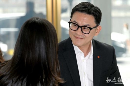 서정호 롯데웰푸드 대표가 15일 오후 서울 송파구 롯데월드타워에서 열린 '2026 상반기 롯데 VCM (Value Creation Meeting·옛 사장단회의)'에 참석하기 위해 회의장으로 이동하고 있다. 사진=강민석 기자 kms@newsway.co.krnewsway.co.kr