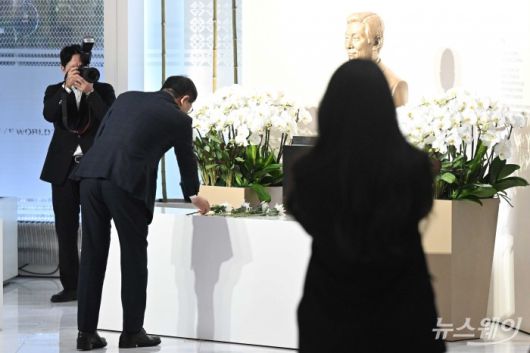 이영준 롯데케미칼 총괄대표가 15일 오전 서울 송파구 롯데월드타워에서 열린 '2026 상반기 롯데 VCM (Value Creation Meeting·옛 사장단회의)'에 참석하기 앞서 故 신격호 롯데그룹 창업주 흉상에 헌화를 하고 있다. 사진=강민석 기자 kms@newsway.co.krnewsway.co.kr