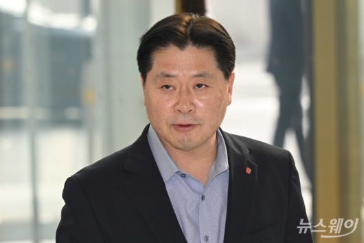 이원택 롯데GRS 대표이사가 15일 오후 서울 송파구 롯데월드타워에서 열린 '2026 상반기 롯데 VCM (Value Creation Meeting·옛 사장단회의)'에 참석하기 위해 회의장으로 이동하고 있다. 사진=강민석 기자 kms@newsway.co.krnewsway.co.kr