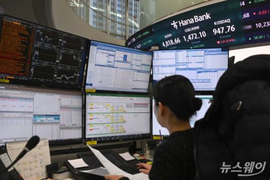 코스피 지수가 연초 이후 반도체·원자력발전·조선 등 업종 순환매 속에 11거래일 연속 상승 여파로 장중 첫 4800선을 사상 최고치 돌파한 16일 오전 서울 중구 하나은행 본점 딜링룸에서 직원이 업무를 보고 있다. 이날 코스피는 4820.66(▲23.11p, 0.48%)로 개장했다. 사진=강민석 기자 kms@newsway.co.krnewsway.co.kr