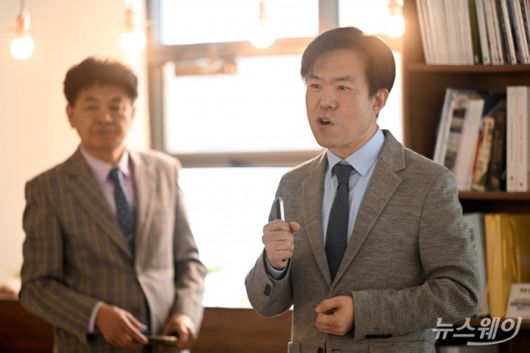 김용진 소상공인연구원 전문위원이 16일 오전 서울 종로구 창신코워킹스페이스에서 열린 제8차 소상공인 릴레이 간담회에서 발표를 하고 있다. 사진=강민석 기자 kms@newsway.co.krnewsway.co.kr