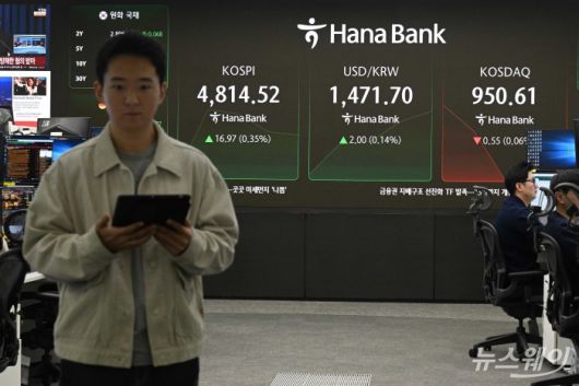 코스피 지수가 연초 이후 반도체·원자력발전·조선 등 업종 순환매 속에 11거래일 연속 상승 여파로 장중 처음으로 4800선을 사상 최고치로 돌파한 16일 오전, 서울 중구 하나은행 본점 딜링룸에서 직원들이 업무를 보고 있다. 이날 코스피는 4820.66(▲23.11p, 0.48%)로 개장했다. 사진=강민석 기자 kms@newsway.co.krnewsway.co.kr