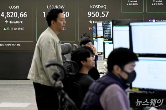 코스피 지수가 연초 이후 반도체·원자력발전·조선 등 업종 순환매 속에 11거래일 연속 상승 여파로 장중 처음으로 4800선을 사상 최고치로 돌파한 16일 오전, 서울 중구 하나은행 본점 딜링룸에서 직원들이 업무를 보고 있다. 이날 코스피는 4820.66(▲23.11p, 0.48%)로 개장했다. 사진=강민석 기자 kms@newsway.co.krnewsway.co.kr