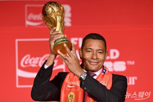 지우베르투 시우바 FIFA 글로벌 홍보대사 겸 전 브라질 축구 국가대표 선수가 16일 오후 서울 용산구 CGV 용산아이파크몰에서 열린 'FIFA 월드컵™ 트로피 투어 by 코카-콜라' 공개 기자간담회에서 오리지널 트로피를 들어 보이고 있다. 사진=강민석 기자 kms@newsway.co.kr