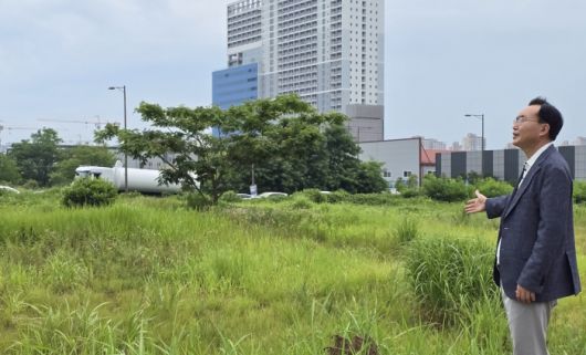 2030년 개관 예정인 국립나주에너지전문과학관 부지 앞에서 윤병태 나주시장이 건립 계획 등을 설명하고 있다.