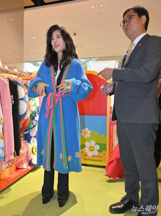 이부진 한국방문의해위원장이 22일 오후 서울 여의도 더현대 서울에서 2026 코리아그랜드세일에 참여하는 '위글위글' 매장을 방문해 최휘영 문화체육관광부 장관과 함께 캐릭터 목욕가운을 시착하고 있다. 사진=이수길 기자 Leo2004@newsway.co.kr