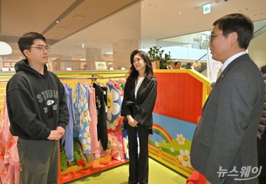 이부진 한국방문의해위원장이 22일 오후 서울 여의도 더현대 서울에서 2026 코리아그랜드세일에 참여하는 '위글위글' 매장을 방문해 관계자의 설명을 듣고 있다. 사진=이수길 기자 Leo2004@newsway.co.kr