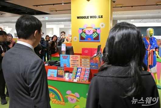 최휘영 문화체육관광부 장관과 이부진 한국방문의해위원장이 22일 오후 서울 여의도 더현대 서울에서 2026 코리아그랜드세일에 참여하는 '위글위글' 매장을 방문해 관계자의 설명을 듣고 있다. 사진=이수길 기자 Leo2004@newsway.co.kr